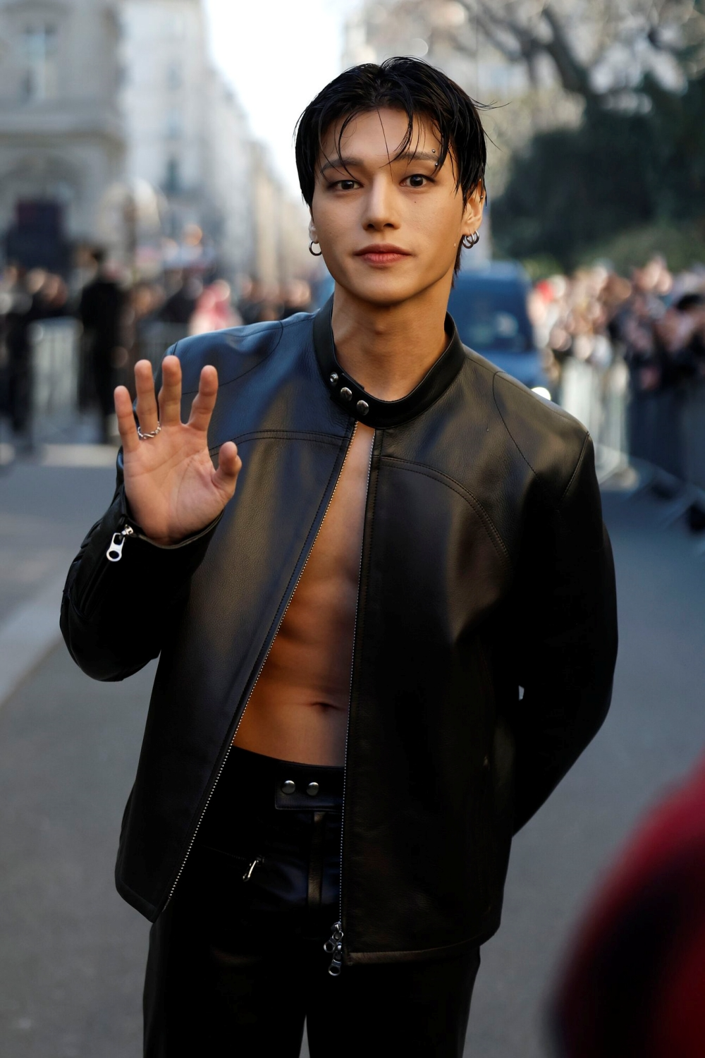 에이티즈 우영, 파리 패션위크서 뽐낸 남다른 존재감…'섹시 카리스마' 발산