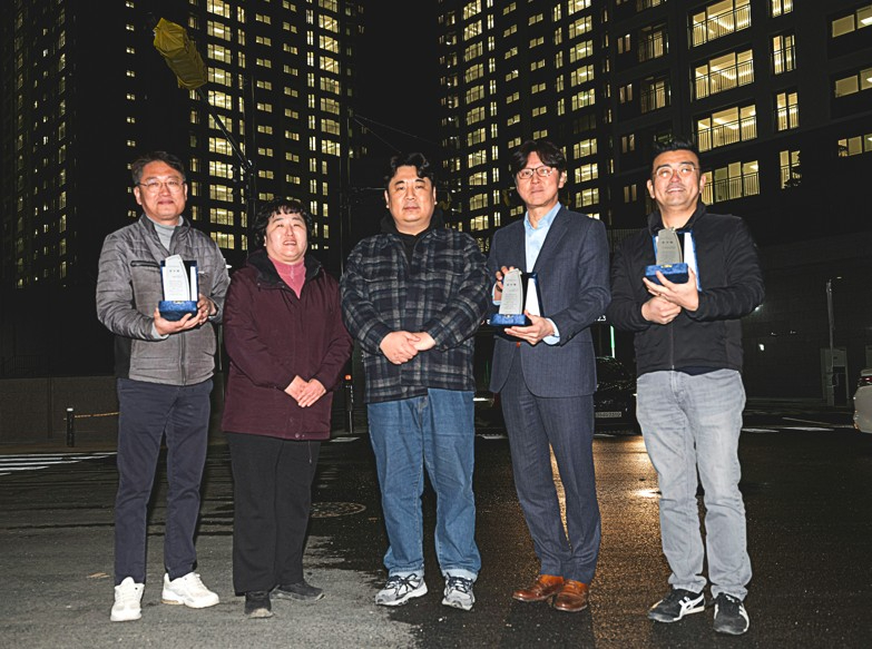 경남기업 이기동 대표이사(오른쪽 2번째)가 지난 7일 경기도 양주시 ‘장흥역 경남아너스빌 북한산뷰’에서 진행된 입주 기념 점등식에서 김국지 입주예정자협의회장(가운데)을 비롯한 입주예정자들과 감사패를 들고 기념촬영을 하고 있다. / 제공=SM그룹