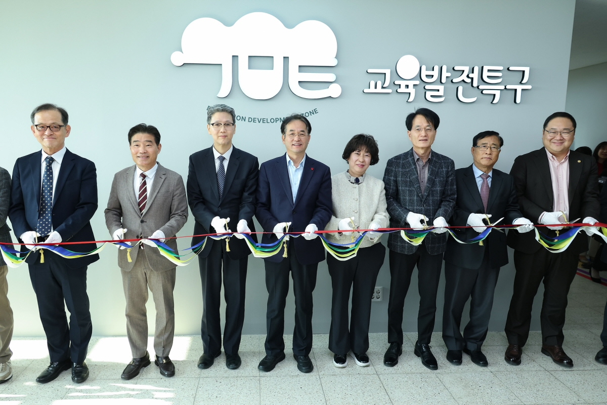 중부대학교‘GY(고양) STUDIO X’개소식 테이프 커팅식 기념촬영