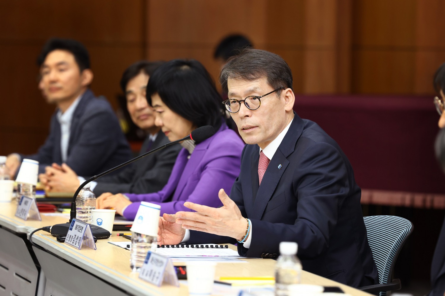 사진은 12일 성남상공회의소에서 열린 중소기업 현장 간담회에서 김성태 IBK기업은행장이 중소기업 대표들과 대화 하고 있는 모습