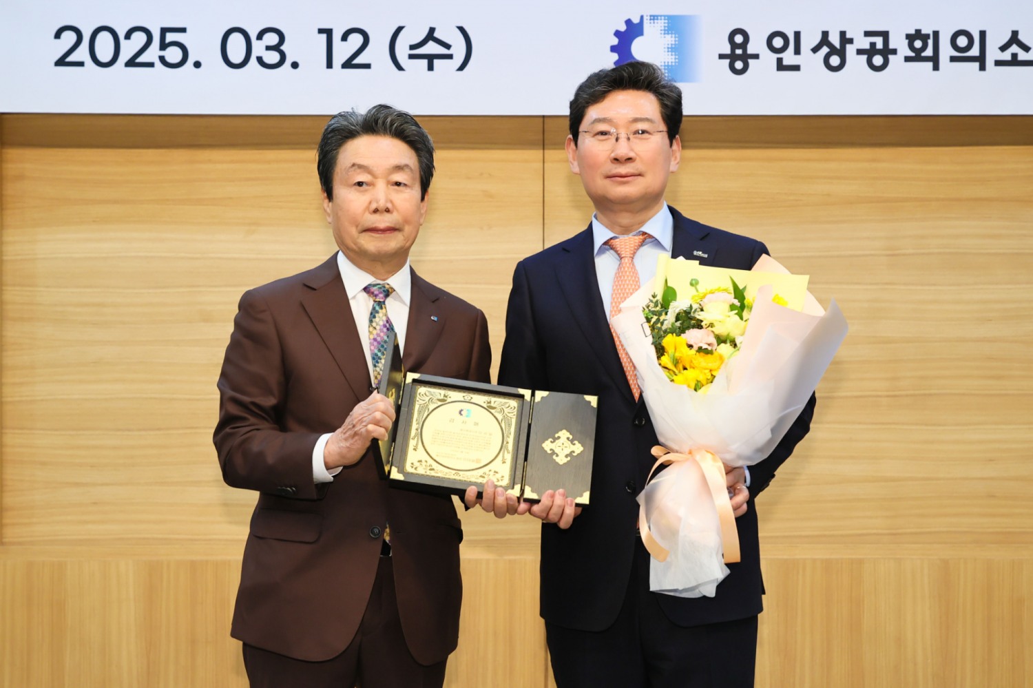 이상일 시장이 감사패를 받은 후 이태열 회장과 기념사진