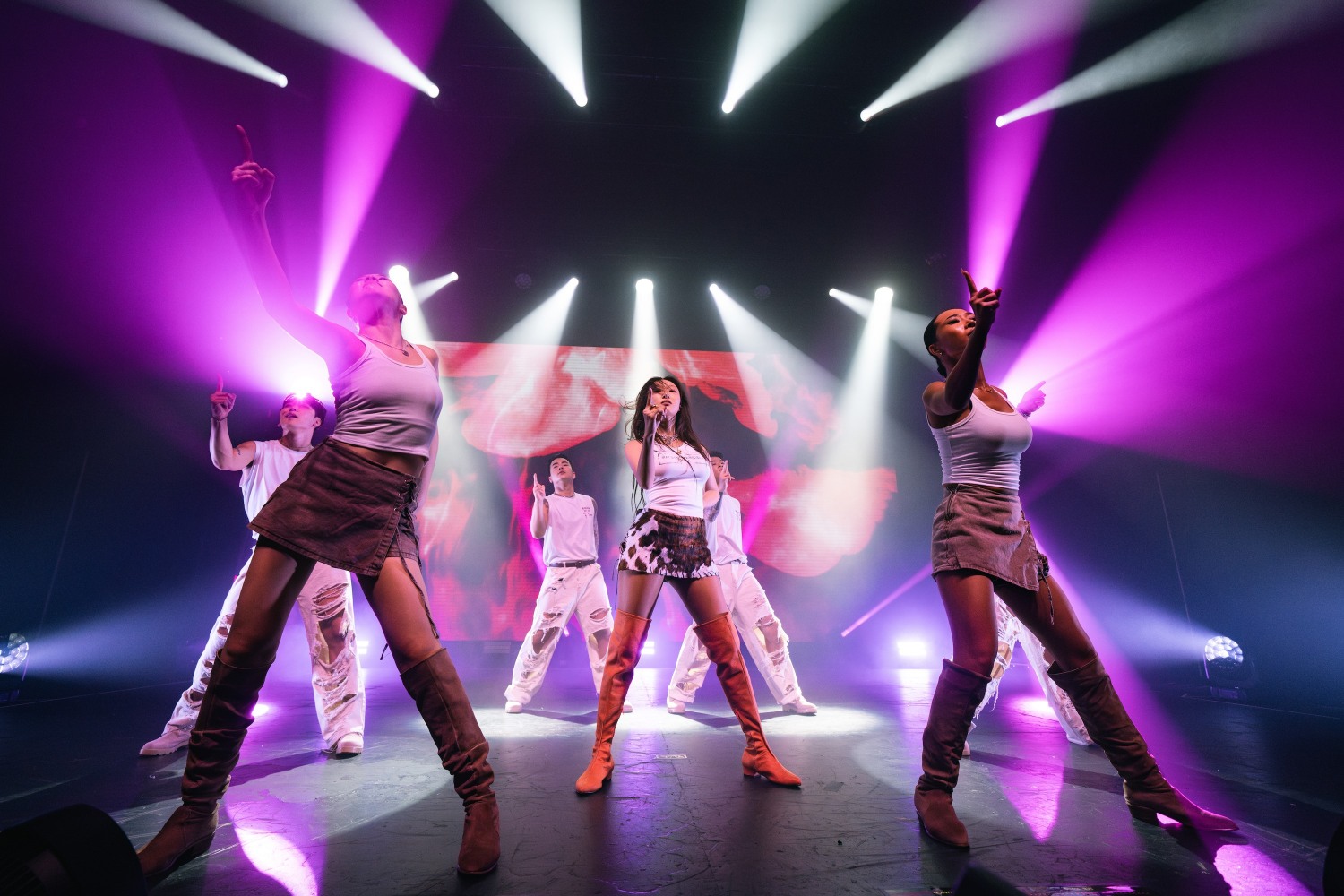 화사, 첫 솔로 북미투어 스타트…현지 팬 사로잡은 풍성한 세트리스트 ‘눈길’