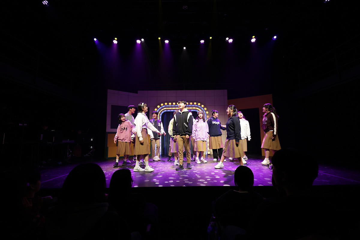 2024년 CJ도너스캠프 문화동아리 음악 부문 선정 동아리가 쇼케이스에서 공연을 하고 있다.
