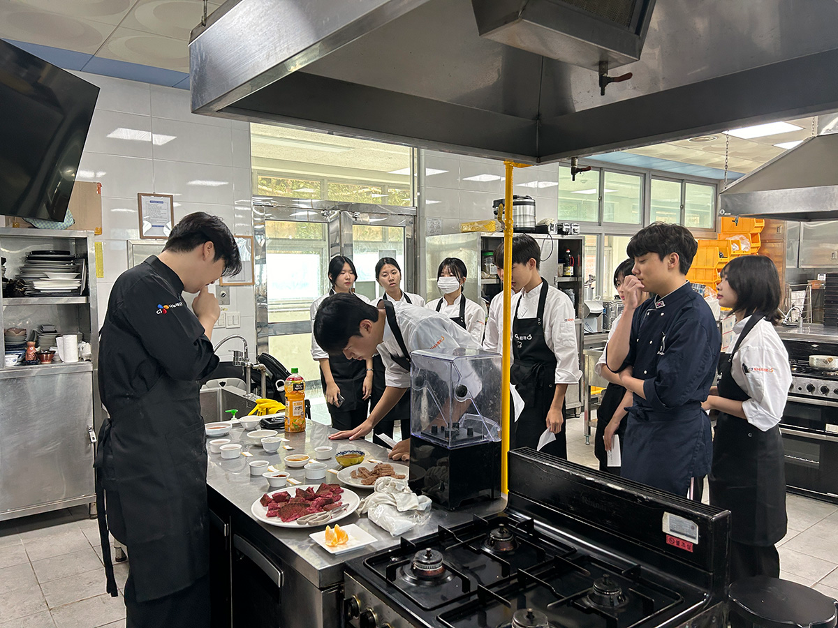 2024년 CJ도너스캠프 문화동아리 요리 부문 선정 동아리가 조리실에서 요리 수업을 받고 있다.