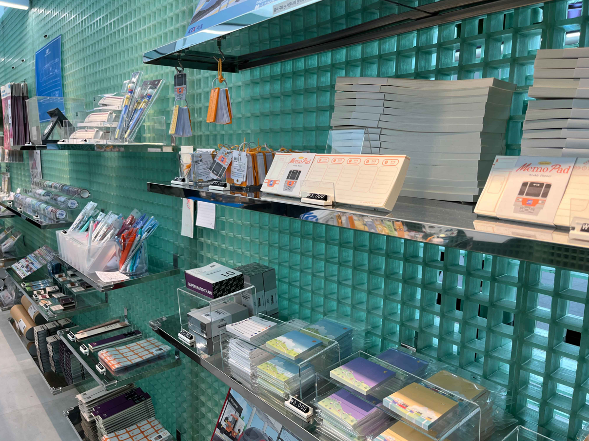 코레일유통‘코리아 트레인 메이츠(KOREA TRAIN MATES)' 서울역(지난 7일 오픈) 매장에 철도 굿즈들이 전시되어 있다.