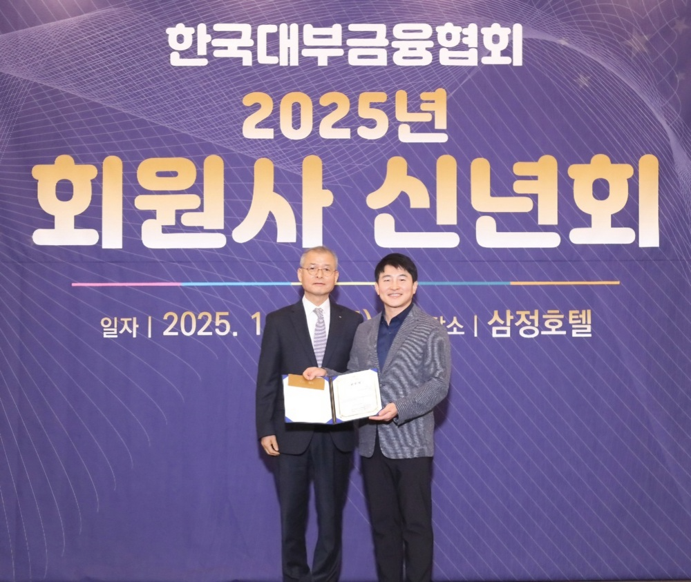 대부관리사 자격시험에서 수석합격한 나이스전당포대부㈜ 이준오 대표(사진우측)(사진제공=나이스워치)