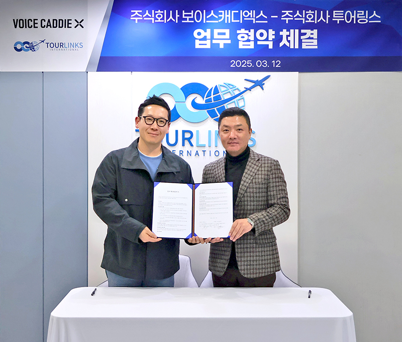 지난 12일 투어링스 본사에서 열린 업무 협약식에서 보이스캐디엑스 심상일 대표와 투어링스 장문수 대표가 기념 촬영을 하고 있는 모습 (사진 제공=투어링스)