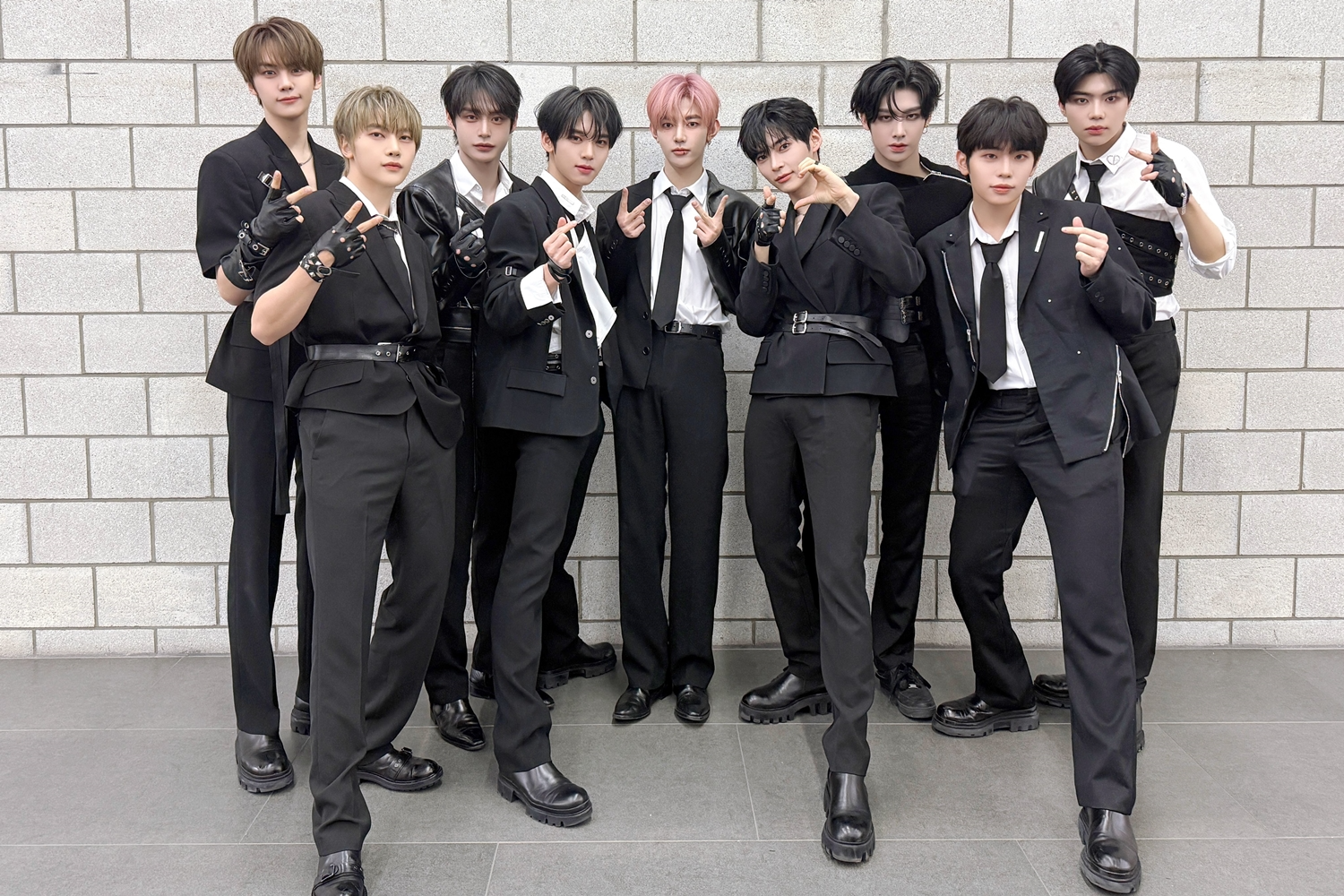 제로베이스원, 미니 5집 발매 후 전방위적 활동…'따로 또 같이' 인기