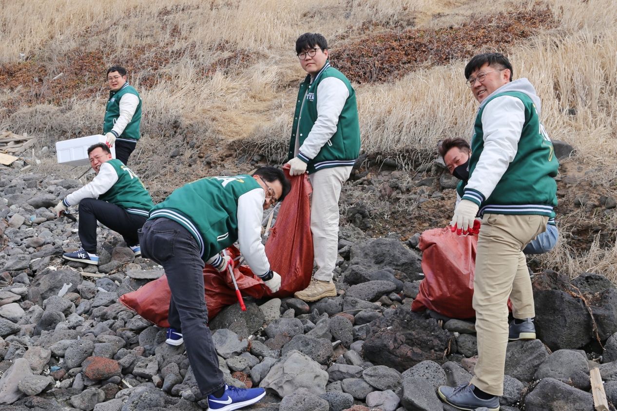 하이트진로, 올해 첫번째 봄맞이 반려해변 정화활동 진행