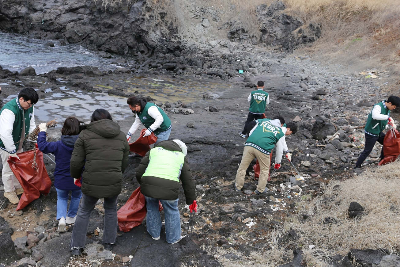 하이트진로, 올해 첫번째 봄맞이 반려해변 정화활동 진행