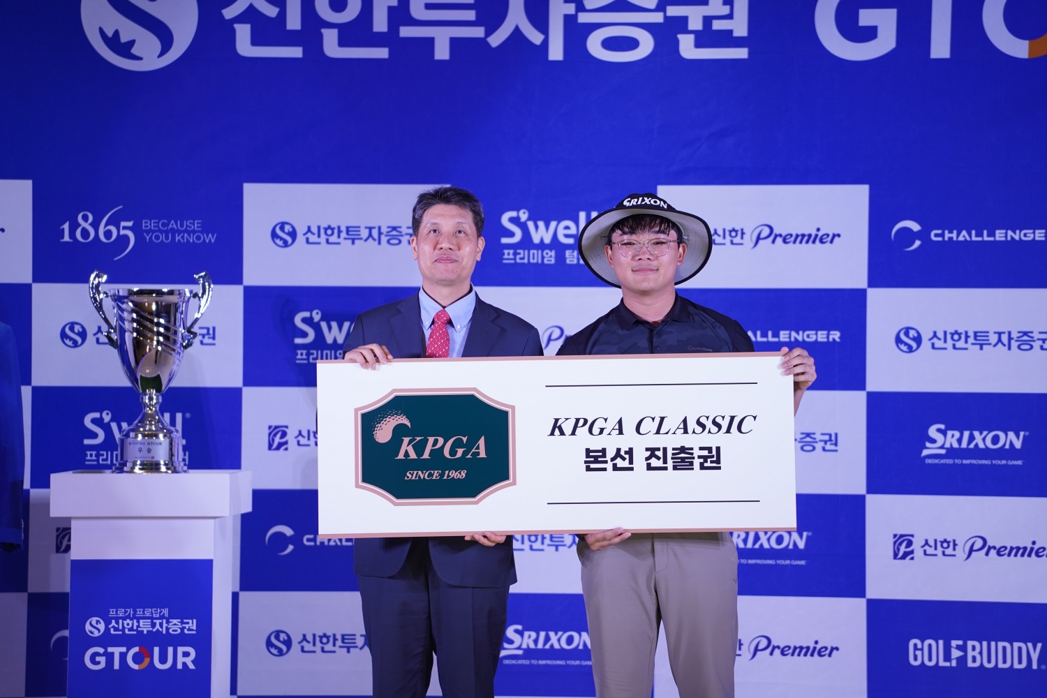 지난 15일(토) 대전 골프존조이마루에서 열린 메이저대회 ‘2025 신한투자증권 GTOUR’ 3차 대회 시상식에서 (왼쪽)골프존 박강수 대표, 우승자 윤서준이 우승 특전 'KPGA 클래식' 본선 진출권 시상 기념사진을 촬영하고 있다.