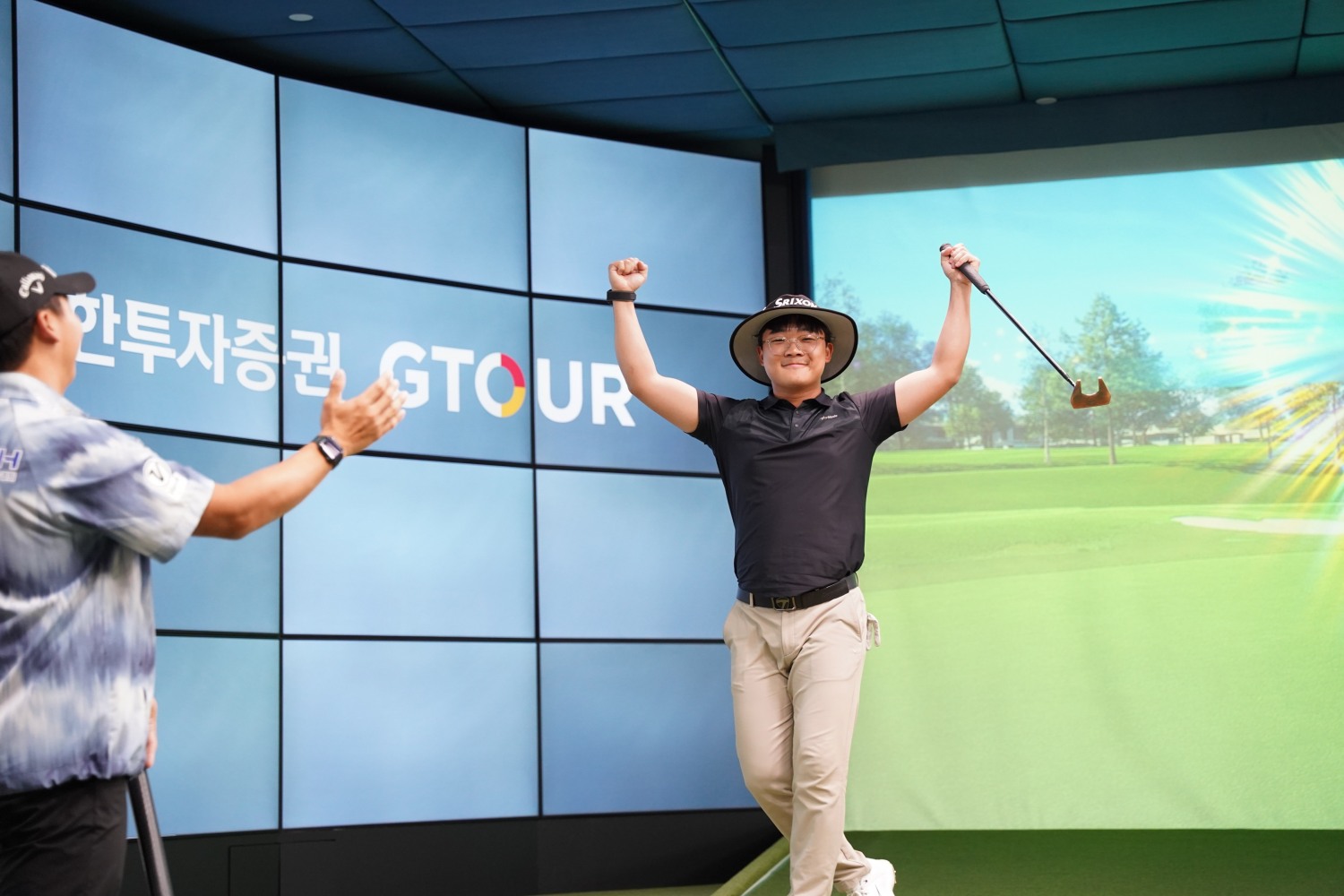 지난 15일(토) 대전 골프존조이마루에서 열린 메이저대회 ‘2025 신한투자증권 GTOUR’ 3차 대회에서 경기 종료 후 우승을 차지한 윤서준이 세리머니를 하고 있다.