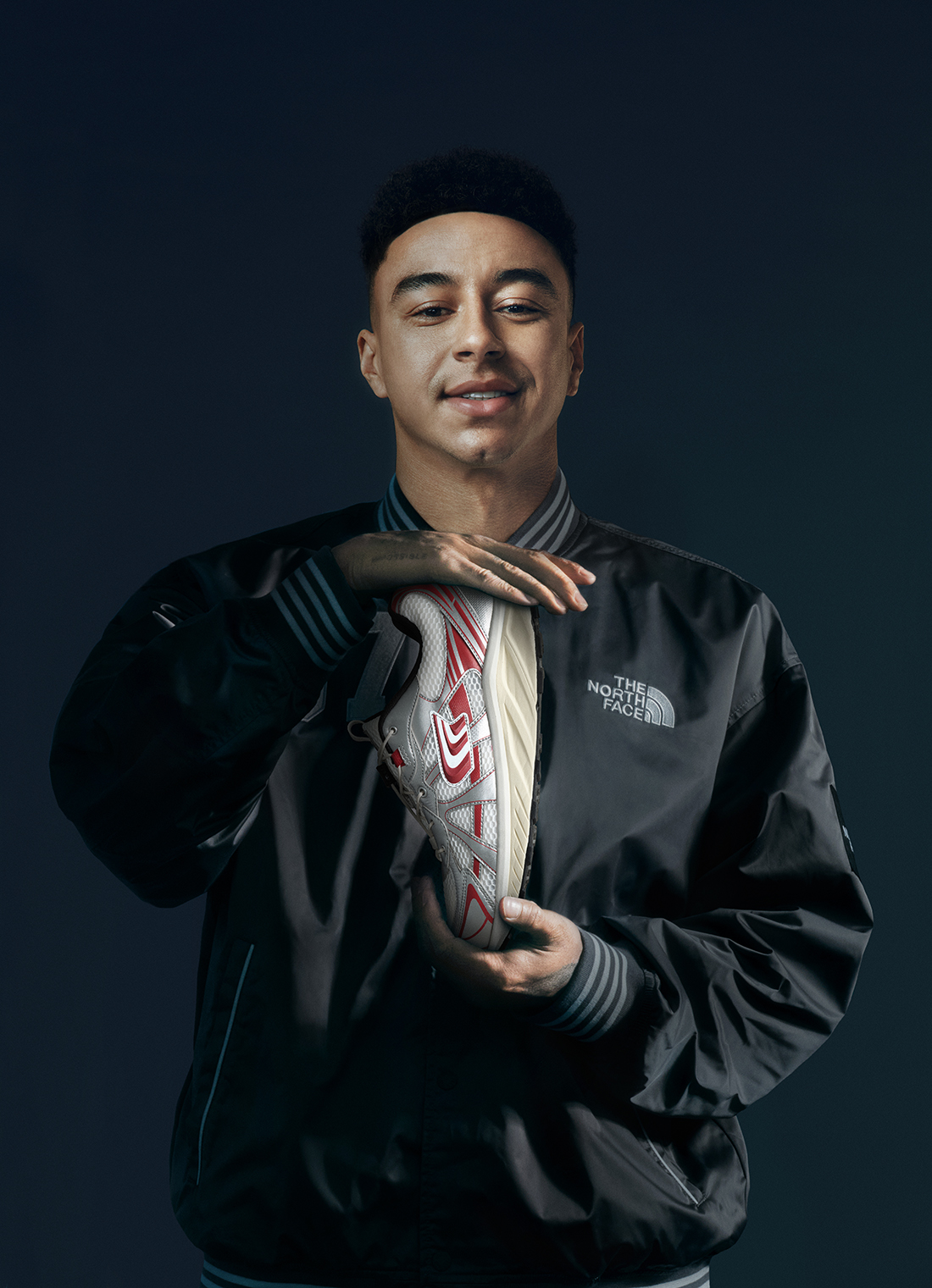 ‘솔리드 테크’와 함께 포즈를 취한 노스페이스 화이트라벨 홍보대사 린가드