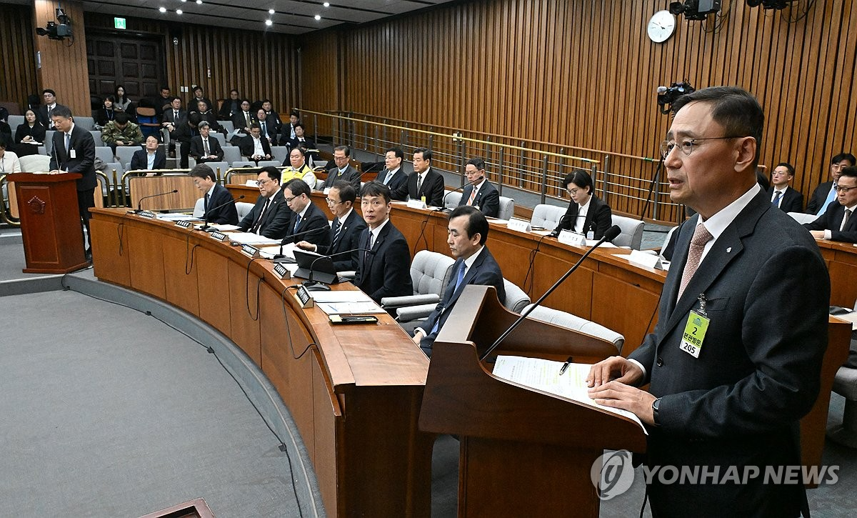 금정호 신영증권 사장이 18일 국회에서 열린 긴급 현안질의에서 국회의원들의 질문에 답하고 있다.