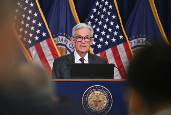 (상보) FOMC '올해 2회 인하' 전망 유지..파월 "관세의 물가 영향 일시적…금리인하 안 서둘러"