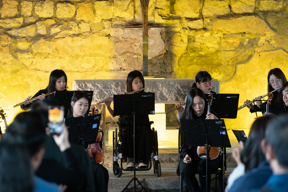 상상휠하모니 오케스트라 단원들이 경기도 포천시 포천성당에서 열린 DMZ 오픈 페스티벌에 특별 게스트로 합류해 아름다운 선율을 관객들에게 선사했다.