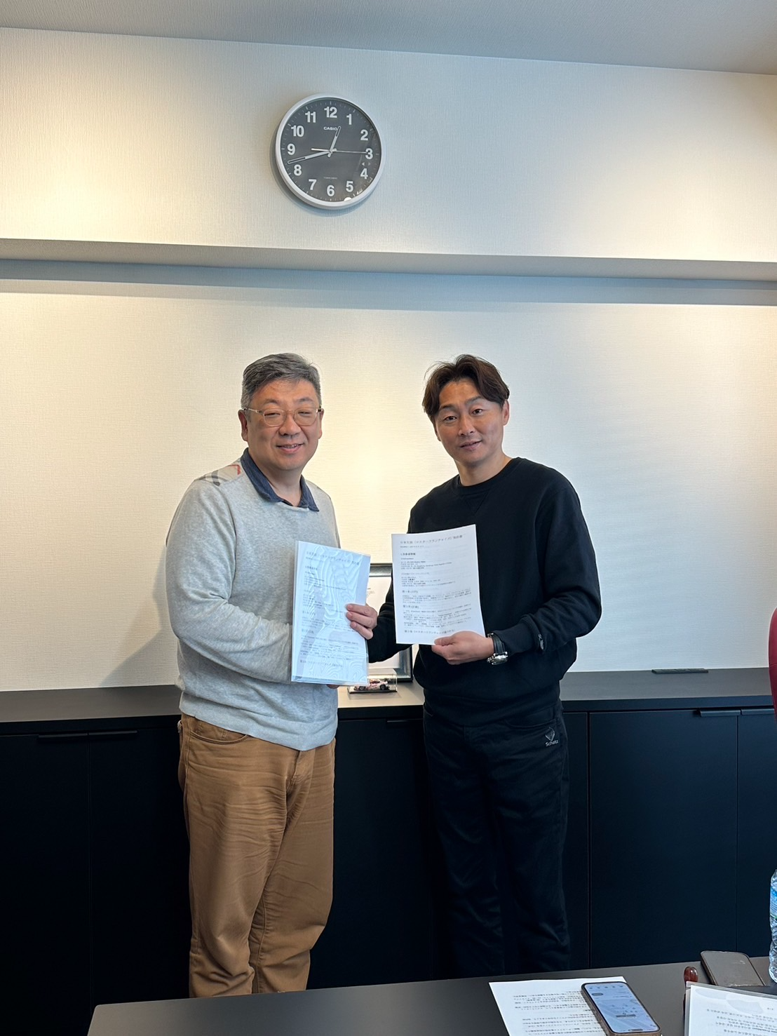 MPI모던필라테스의 김항진 대표(왼쪽)와 SOAR Pilates의 히로유키 야마다 대표가 양사의 MPI 모던필라테스 일본 지부 체결후 기념촬영을 하고 있다.