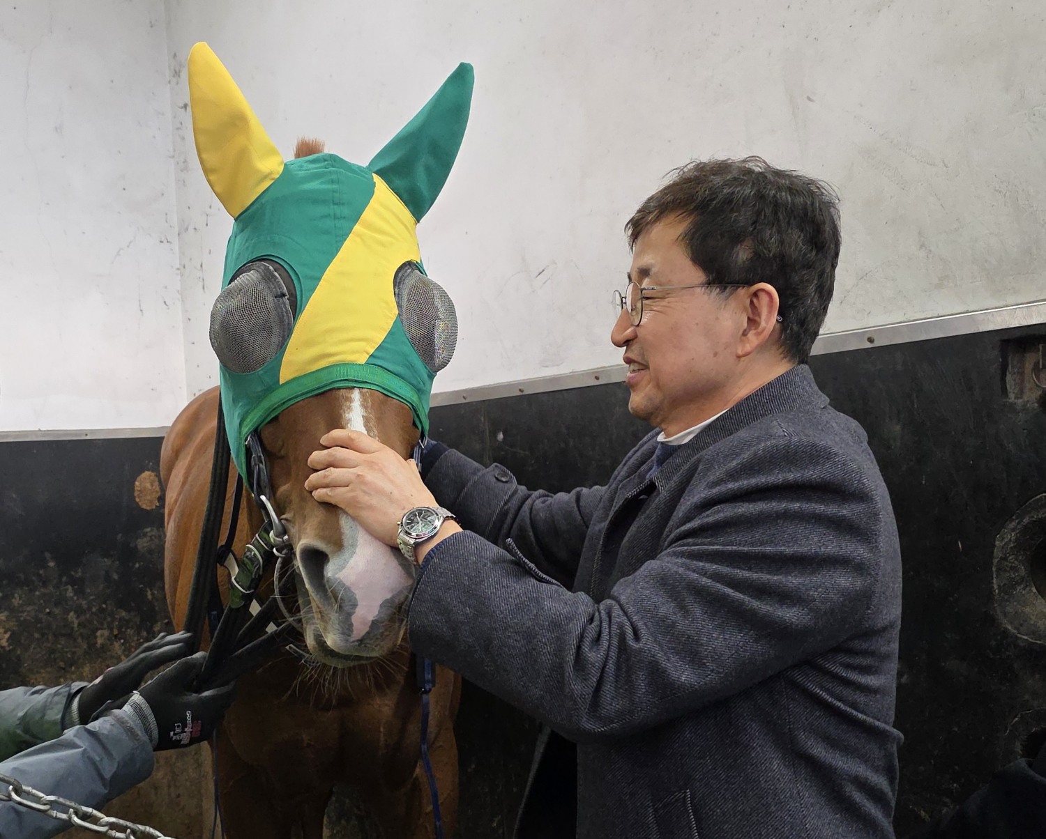 출전마를 살펴보고 있는 이종훈 마주