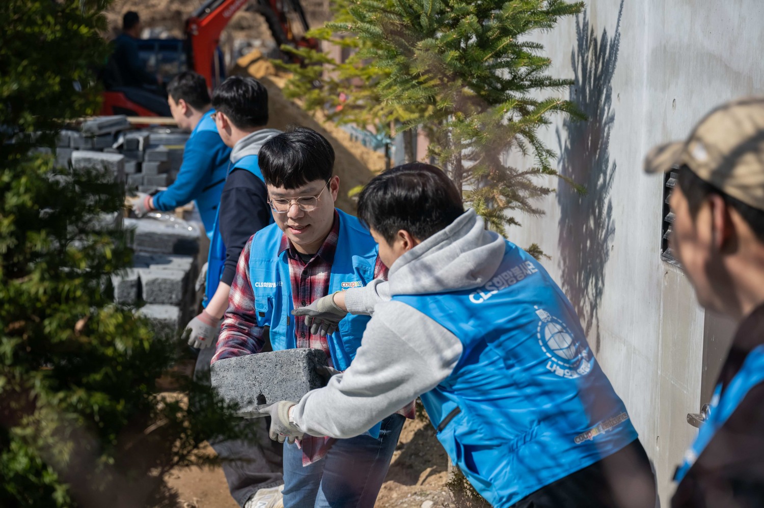 쿠팡로지스틱스서비스 임직원들이 산책로 조성을 위한 봉사활동을 하고 있다