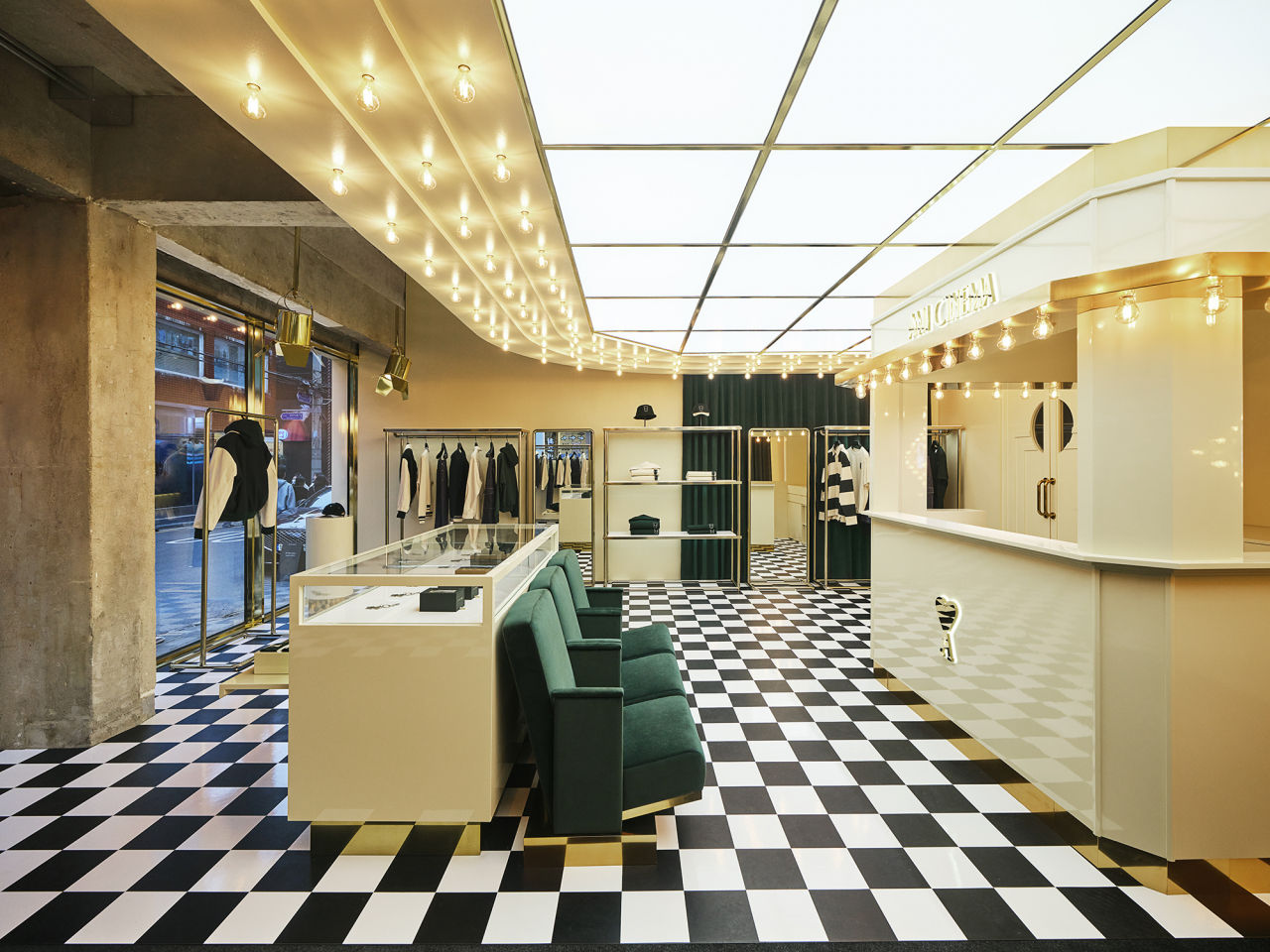 들뜨는 소비심리 사로잡는 성수 아웃도어 패션 팝업 대전