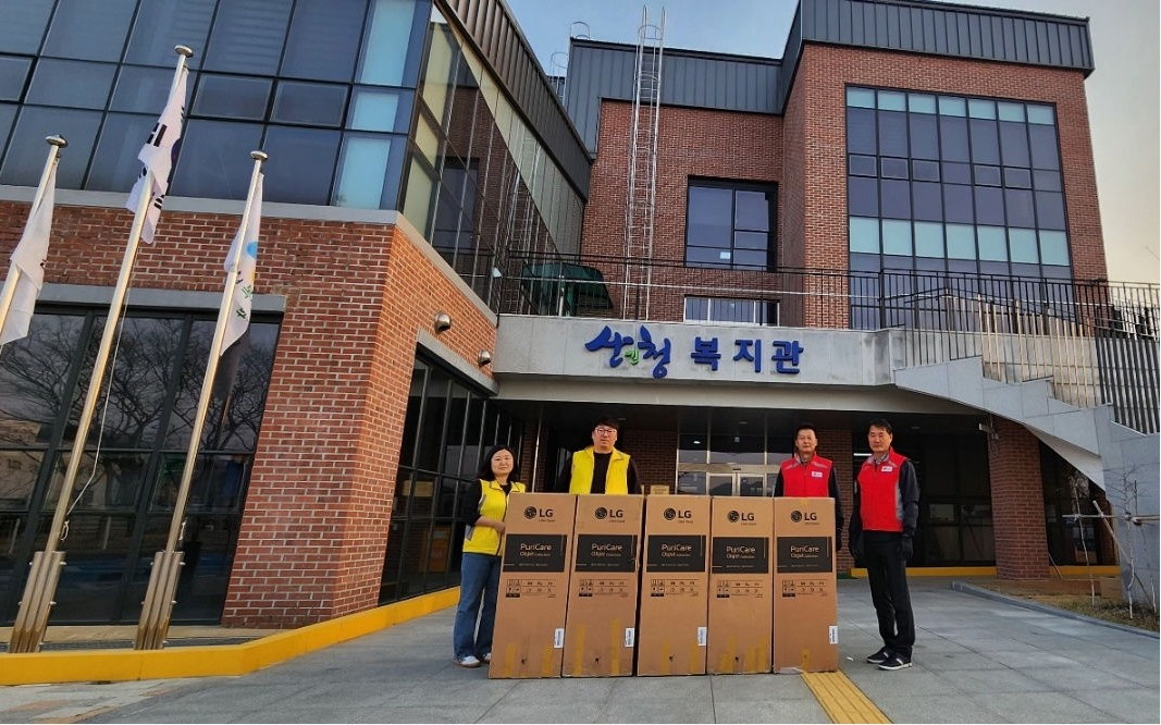 LG전자 설치기사들이 산불 피해지역 이재민 대피소로 활용되는 경남 산청군 산엔청복지관을 찾아 공기청정기를 전달하고 있다