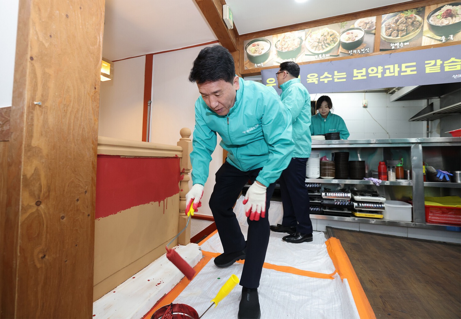 지난 26일 소상공인 사업장을 찾은 함영주 회장(사진 가운데)이 그룹 임직원들과 함께 실내 보수 지원활동을 펼쳤다.