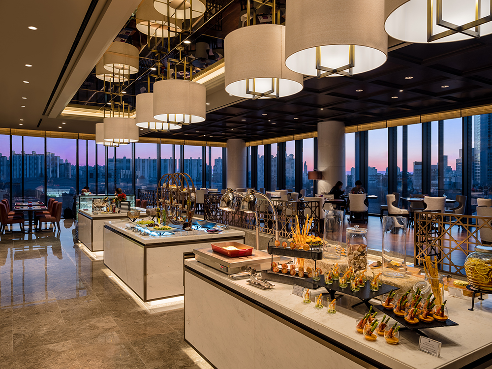 “호캉스에 취하다”…해피아워 혜택 등 풍성한 호텔 패키지 눈길