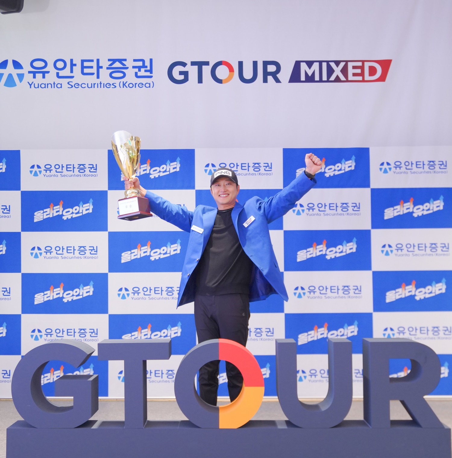 지난 29일(토) 대전 골프존조이마루에서 열린 ‘2025 유안타증권 GTOUR MIXED’ 1차 대회 우승자 하기원이 트로피를 들고 기념사진을 촬영하고 있다.