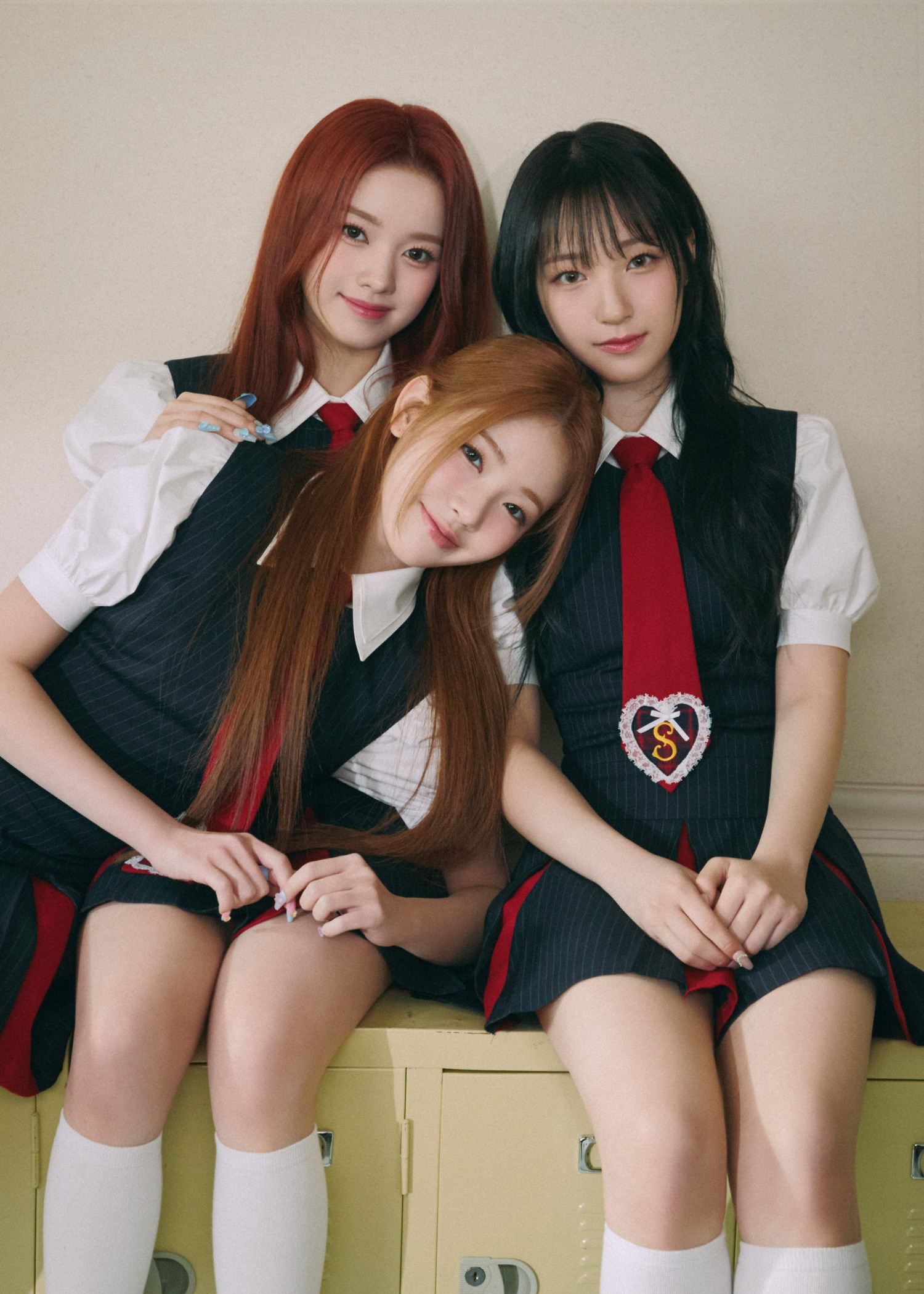 유니스, 'SWICY'에 담은 10대 감성…스쿨룩으로 제대로 보여준 젠지美