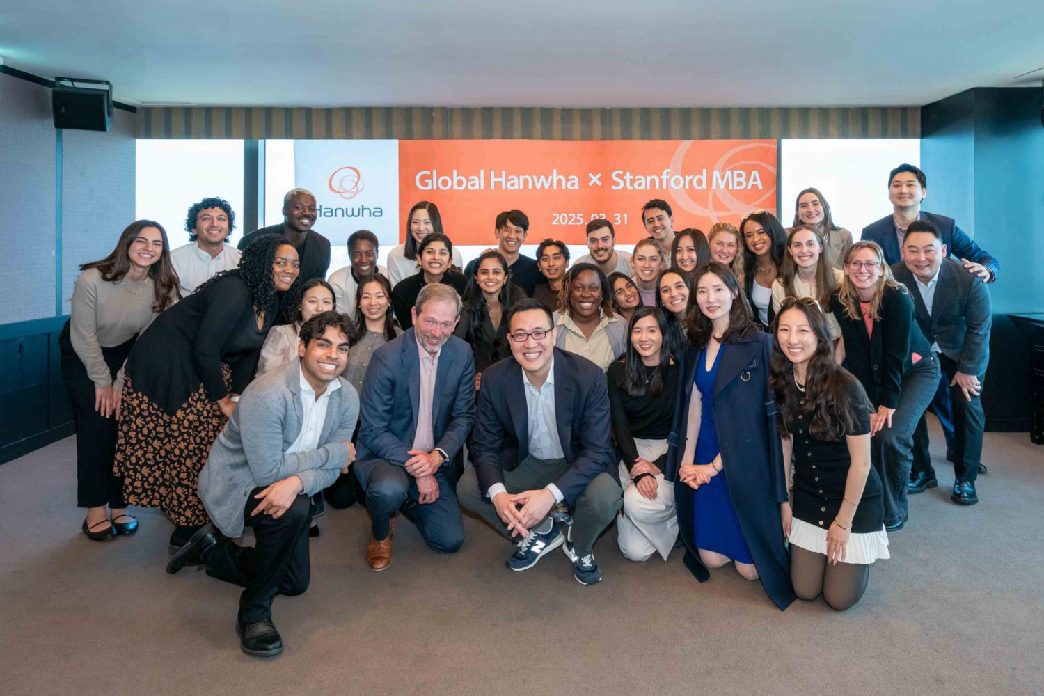 김동선 부사장(가운데)과 스탠포드대 MBA 학생들이 기념 촬영을 하고 있다.