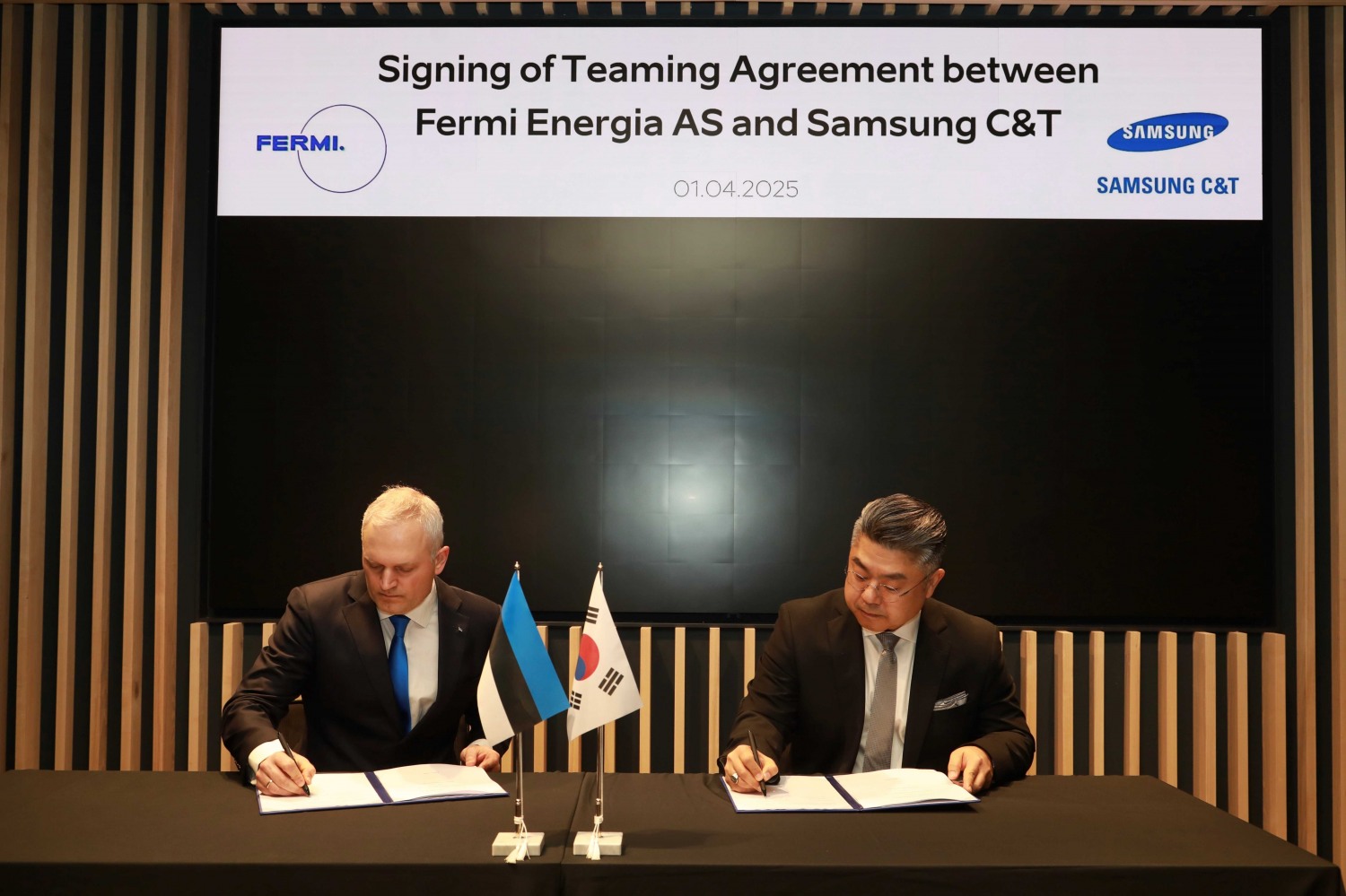 에스토니아 SMR 사업 업무협약 체결식(왼쪽) 페르미 에네르기아 – 칼레브 칼레멧 CEO(오른쪽) 삼성물산 건설부문 – 김정은 원전영업팀장(상무)