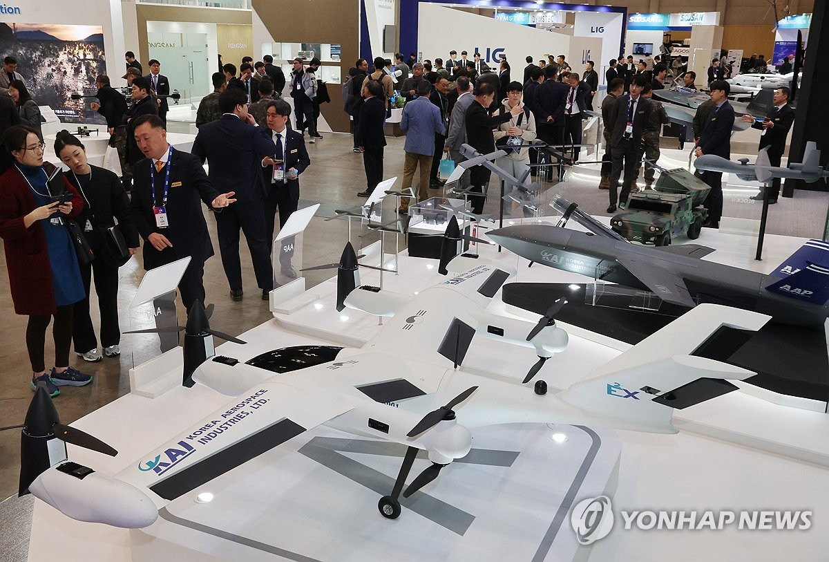부산 해운대구 벡스코에서 열린 'DSK 2025(드론쇼코리아)'에서 관람객들이 한국항공우주산업(KAI) 부스에서 차기군단무인기(NCUAV) Block-II 등을 살펴보고 있다.