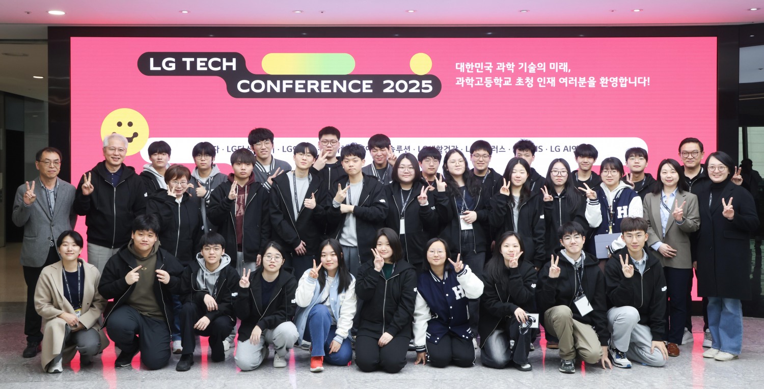 권봉석 (주)LG 부회장(뒷줄 왼쪽에서 두 번째)이 3일 LG 테크 콘퍼런스 2025를 찾은 과학고 영재들과 기념 촬영을 하고 있다