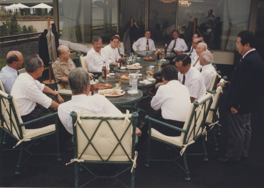 1994년 6월 전경련 회장단 모임에서 최 선대회장(왼쪽 5번째)이 환하게 웃고 있다. SK 제공