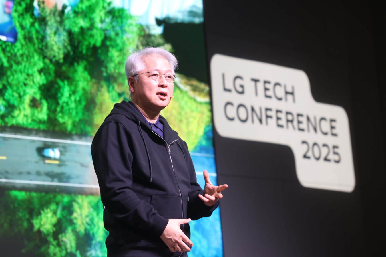 권봉석 (주)LG 부회장이 3일 서울 마곡 LG사이언스파크에서 열린 LG 테크 콘퍼런스에서 환영사를 하고 있는 모습