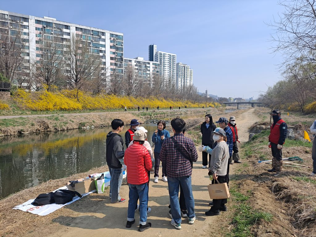 민관 합동 생태계 교란 식물 제거작업