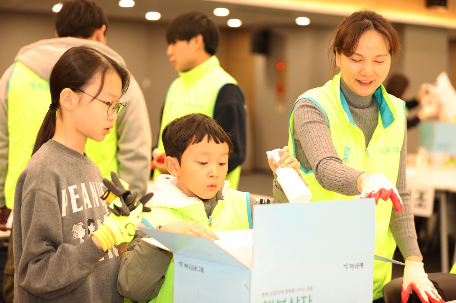 이날 봉사활동에 참여한 임직원 및 가족들이 소상공인들의 필수품이 담긴 행복상자를 만들고 있다.