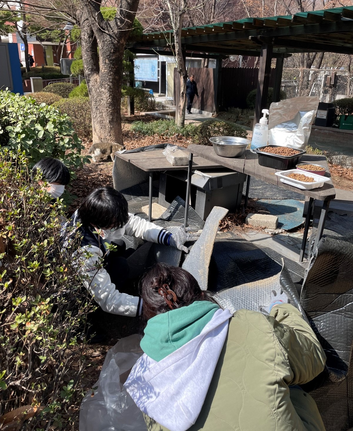 네츄럴코어는 지난 28일(금) 중앙대학교에 방문해 냥침반 학생들과 함께 길고양이 배식소 4곳을 정비하고 신규 배식소로 교체하는 봉사활동을 진행했다.