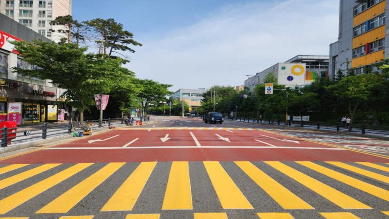 서농초등학교 앞 어린이보호구역에 조성된 노란색 횡단보도