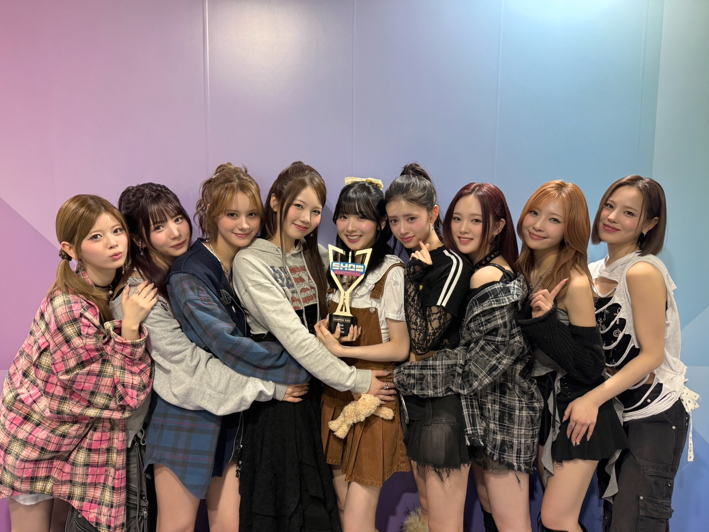 NiziU, ‘LOVE LINE (운명선)’으로 음악방송 1위 등극…“기다려 주고 지지해 주신 팬분들께 감사”