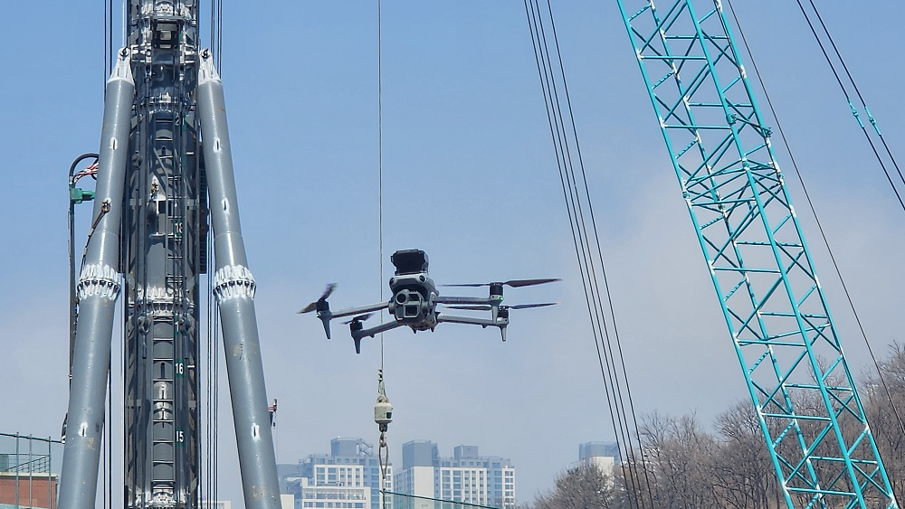 드론을 활용한 현장 장비 점검 모습