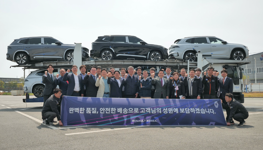 9일 르노코리아 부산 물류센터에서 르노코리아 스테판 드블레즈 사장을 비롯한 내빈들이 기념사진을 촬영하고 있다.