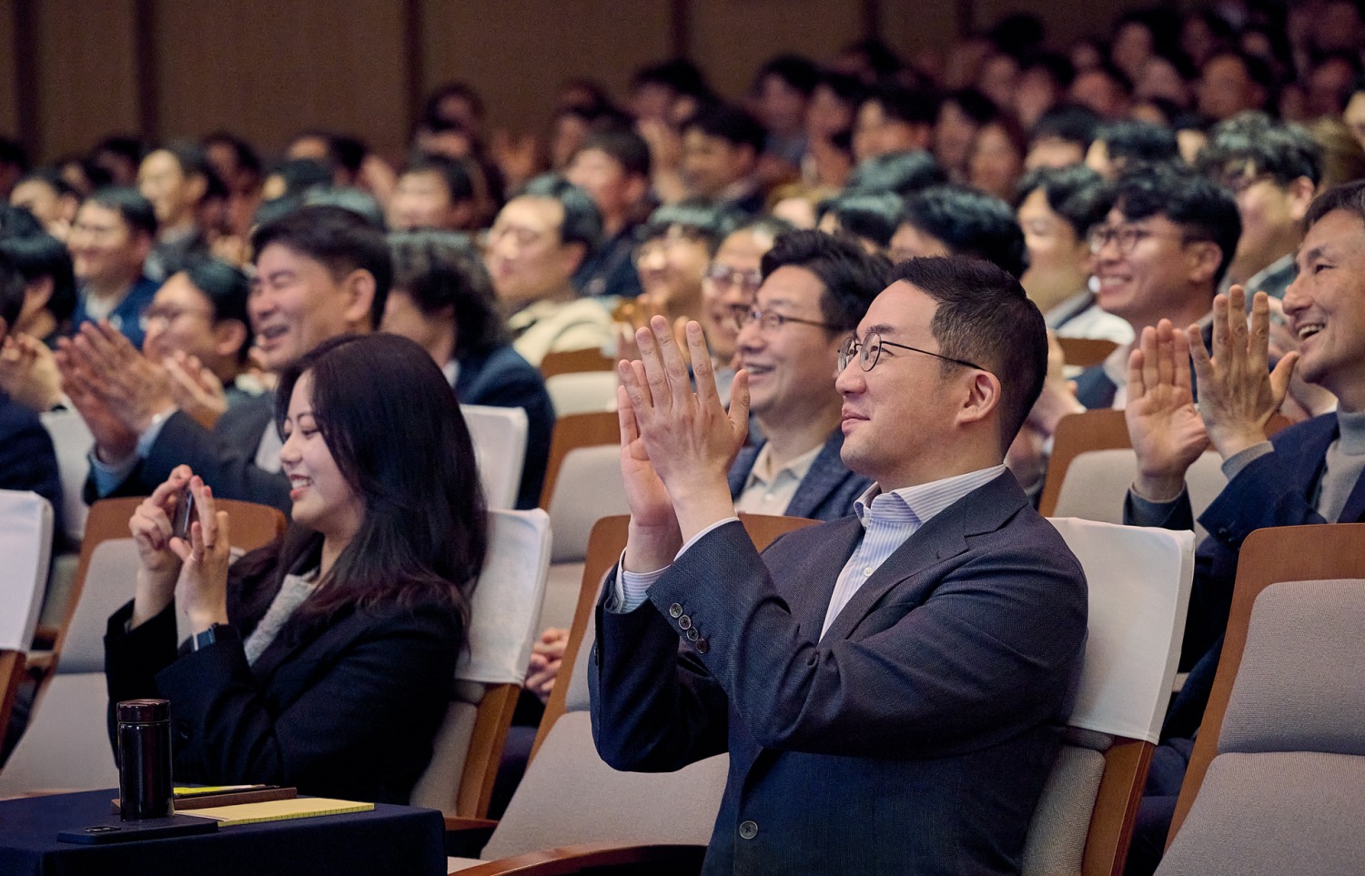 9일 경기도 이천 LG인화원에서 열린 LG 어워즈에서 구광모 (주)LG 대표가 수상팀을 축하하며 격려하고 있다