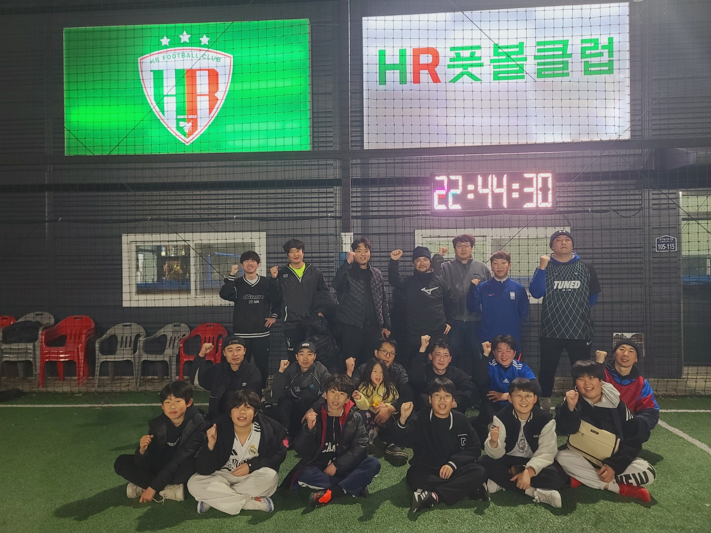HR그룹 일산 캠프 주간 소속 풋살 동우회 기사들과 가족들이 경기 후 기념사진을 촬영하고 있다./사진=HR그룹 미디어팀
