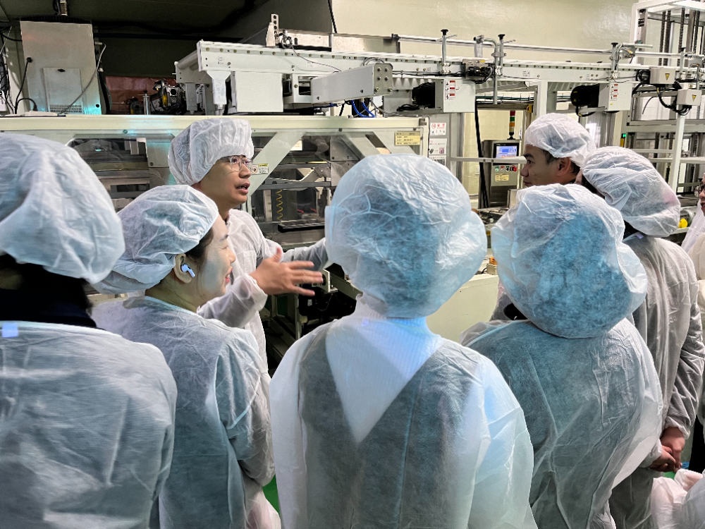 베트남 파트너사 관계자 및 현지 소비자들이 네츄럴코어 제품 제조 공장에서 생산 공정을 직접 확인하는 모습