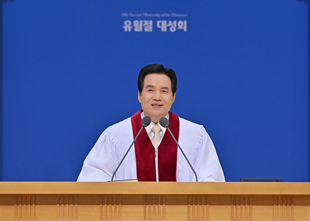 '새예루살렘 판교성전'에서 유월절 대성회를 집전하는 하나님의 교회 총회장 김주철 목사.