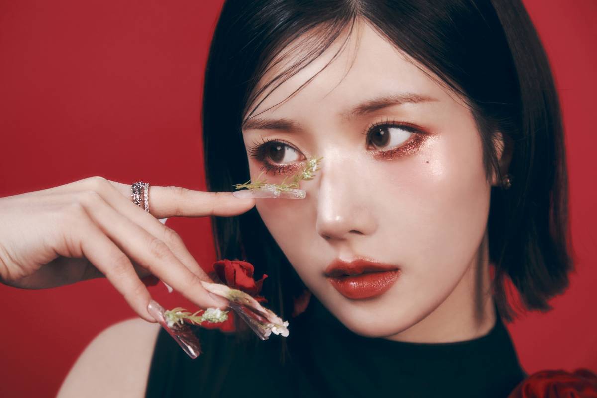 권은비 “‘Hello Stranger’, 강렬한 매력 담았다. ‘무대 장인’ 반응 듣고 싶어”