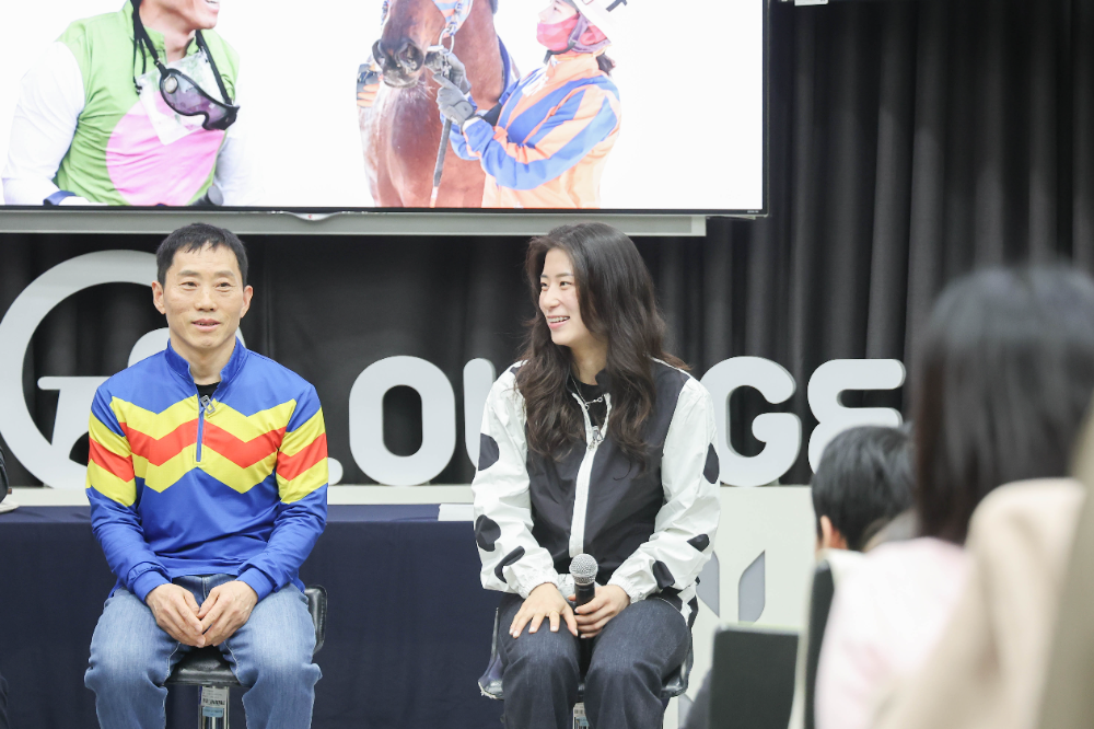 팬들과 소통하고 있는 박태종, 김태희 기수