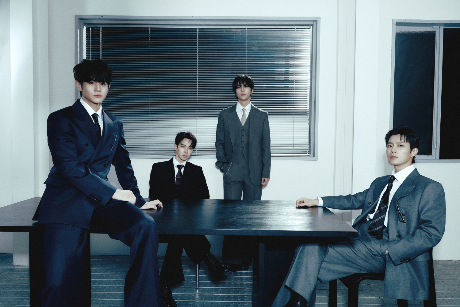 하이라이트, 미니 6집 첫 콘셉트 포토 오픈…현실 뚫고 나온 진지+위트美