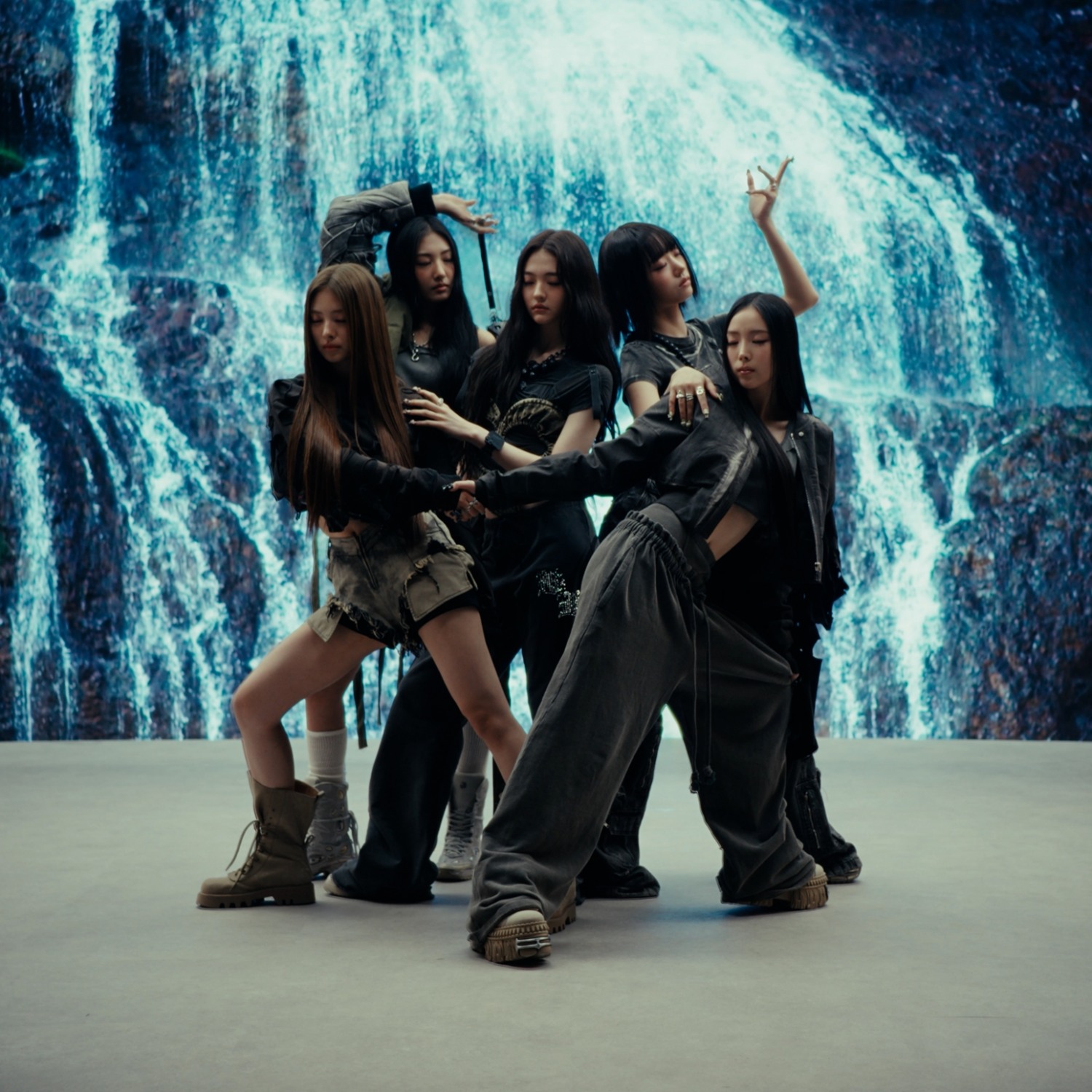 MEOVV(미야오), 티징 비디오 공개…시선 훔치는 오묘한 콘셉트